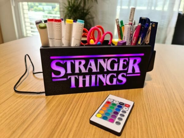 Porte stylos 22CM avec ou sans éclairage.  (nom/thème au choix)
