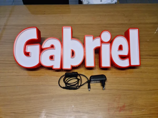 Gabriel avec éclairage.